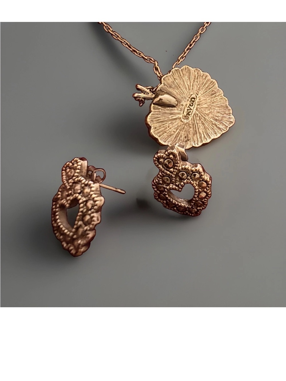 Avon - Vintage - Endless Hearts collection - Necklace & Earrings Set in felt box